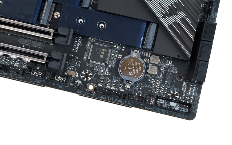 Tipka za resetiranje računala smještena je na donji rub ploče