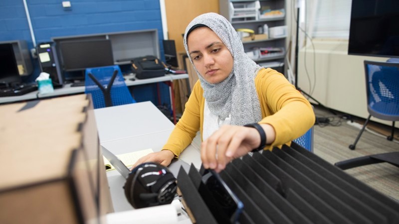 Shimaa Ahmed u laboratoriju profesora Kassema Fawaza koji je otkrio metodu za poništavanje sustava za automatsku identifikaciju zvučnika pomoću PVC cijevi 📷 University of Wisconsin–Madison