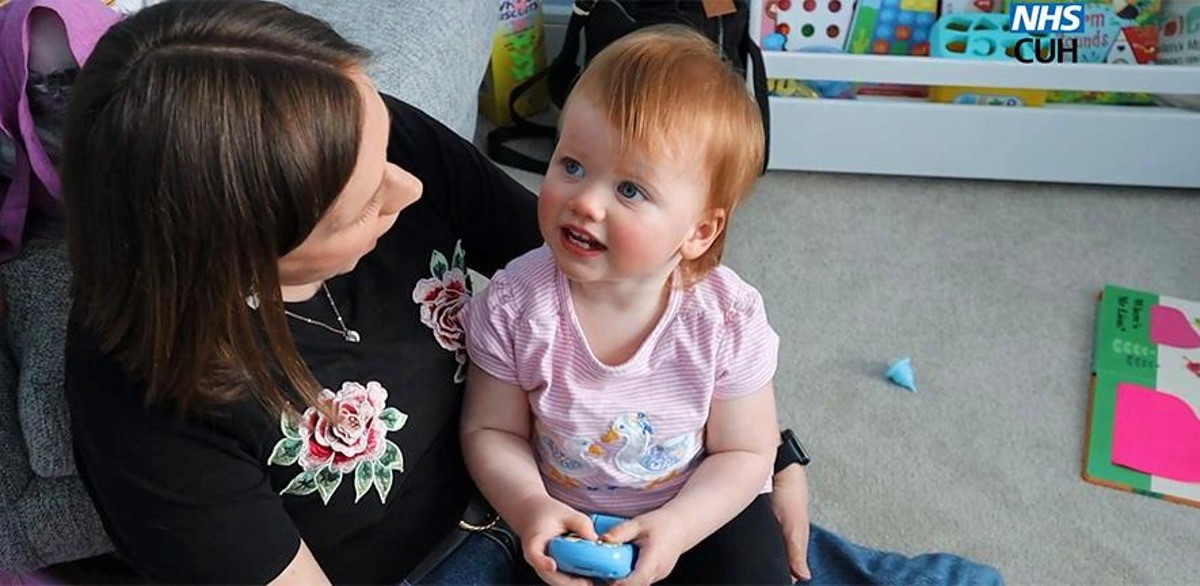 Opal je rođena potpuno gluha zbog rijetkog genetskog stanja, slušne neuropatije uzrokovane prekidom živčanih impulsa koji putuju od unutarnjeg uha do mozga 📷 CUH