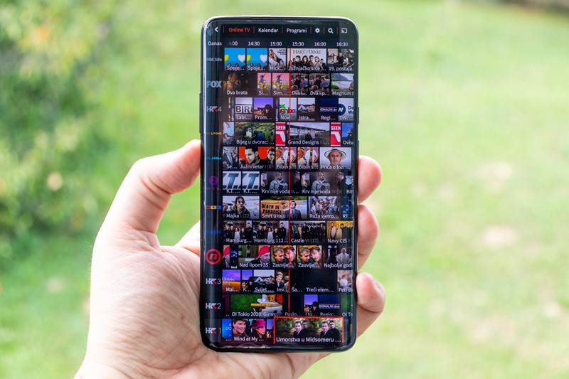 Usluga se može koristiti na mobitelu, a mobitel vam također može poslužiti za castanje televizijskog programa na televizore s umetnutim Google Chromecastom