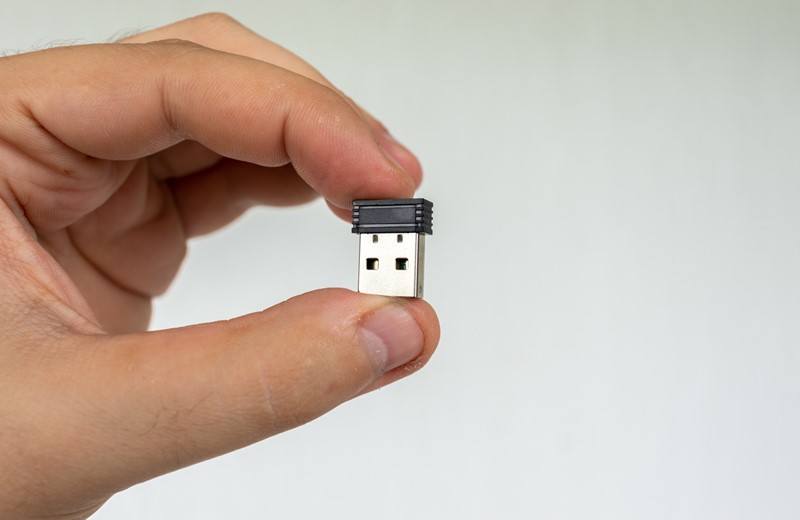 Daljinac za rad koristi bežični prijamnik, koji valja utaknuti u jedan od dva USB porta na bočnoj stranici GONET.TV Boxa