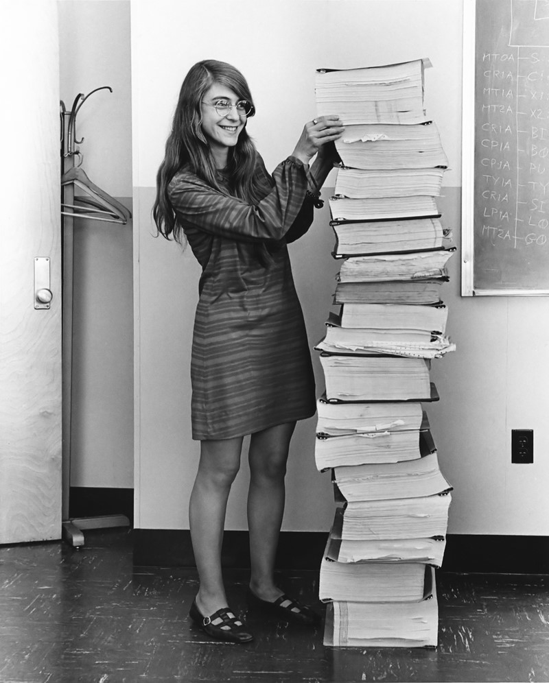 Margaret Hamilton, 1969., s isprintanim kodom napisanim za Apollo program