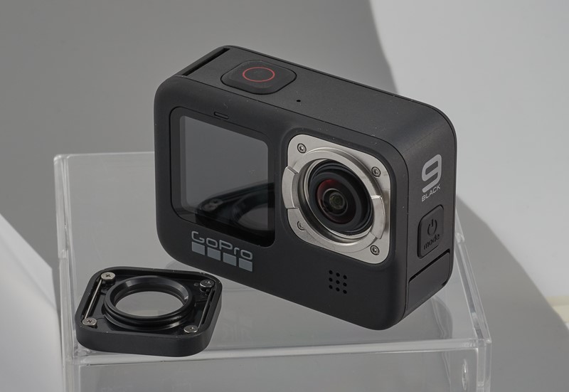 Zaštitna leća može se skinuti i zamijeniti nekim drugim komadom optike, poput konverzijskih leća za još šire kutove snimanja, anamorfne leće, ND filtre…