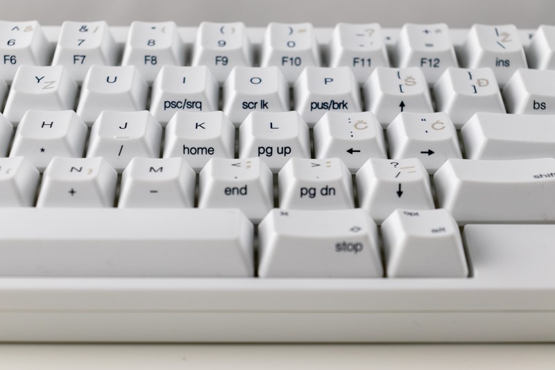 Oznake sistemskih tipki, koje HHKB-ove ultrakompaktne tipkovnice ne nude, označene su na prednjem bridu tipki, a pristupa im se uz prethodni pritisak tipke Fn