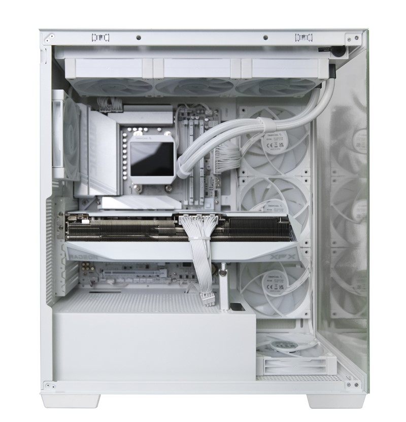 Vrlo uredno postavljena konfiguracija otkriva golemu grafičku karticu, a četiri usisna ventilatora na prednjem dijelu ne posjeduju lopatice s obrnutim smjerom puhanja, što donekle kvari estetiku