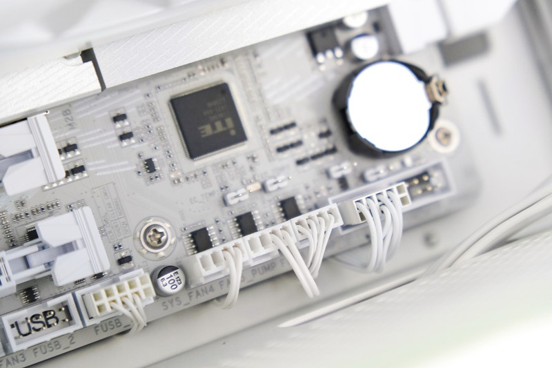 Ventilatori vodenog hlađenja na matičnu ploču povezani su na konektor koji je namijenjen spajanju ventilatora kućišta. Srećom, uz malo petljanja po UEFI-ju moguće je zaobići forsiranje visoke brzine rada ventilatora te drastično smanjiti buku