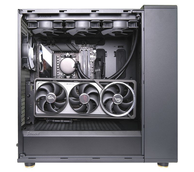 Kada se postavi vertikalno, Asusova RTX-ica 5080 u izvedbi Astral pokazuje svoje goleme gabarite, za koje ima dovoljno mjesta u još većem kućištu North XL