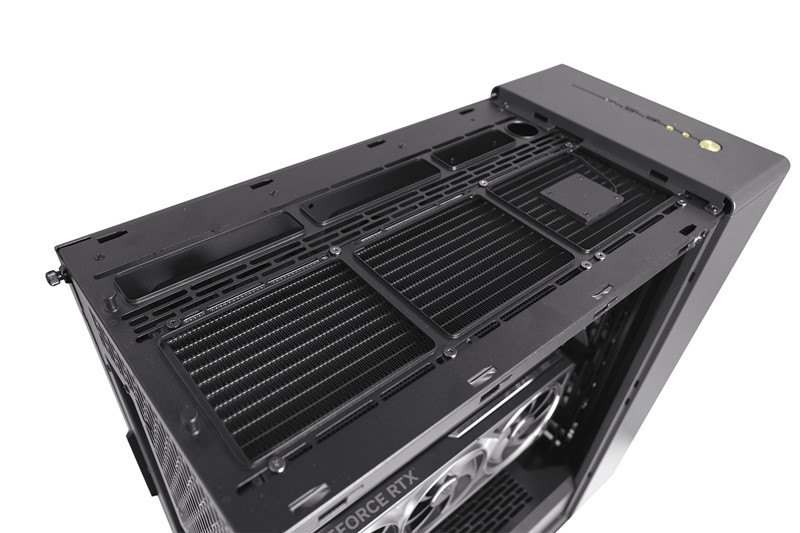 Vodena pumpa postavljena je na neuobičajenu poziciju, na stražnju stranu radijatora. U slučaju Ryzena 9 9950X3D, nismo osjetili pad učinkovitosti hlađenja, ali pumpa na maksimalnoj brzini neugodno zuji