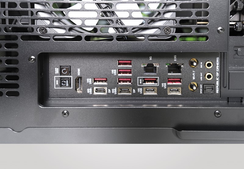 Asusova ekskluzivna ploča ROG Crosshair X870E Hero poznaje isključivo najbrže USB konektore, a opremljena je dvjema žičnim mrežnim karticama, brzina 2,5 i 5 Gbit/s