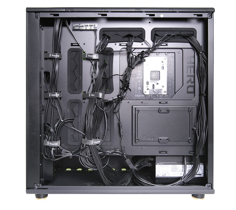 Kućište posjeduje gomilu strateški postavljenih otvora i vezica za obuzdavanje kabela, a ugrađeni hub za ventilatore ovaj put ostao je neiskorišten