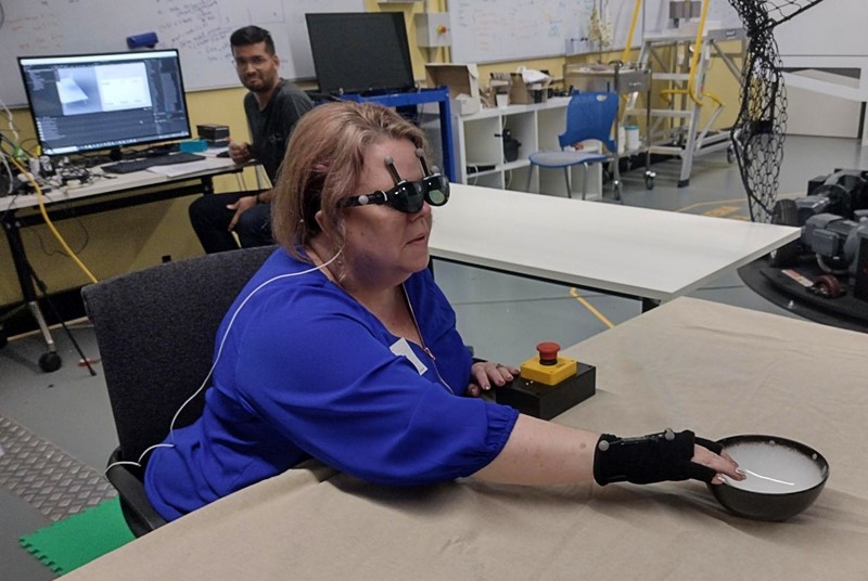 Ovaj inovativni pristup koristi skeniranje glave i zvučne ikone za predstavljanje objekata u korisnikovom vidnom polju. Iskorištava tehnologiju praćenja glave i binauralnog prostornog renderiranja zvuka kako bi ponudio zvučne znakove visoke kvalitete koji pomažu korisnicima u preciznom određivanju lokacije i identiteta objekata 📷 University of Technology Sydney, University of Sydney