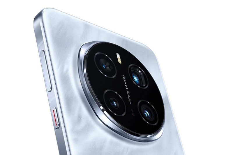 Sustav kamera je klasično, "honorovski" velik, ali iritantnog klackanja po stolu – nema