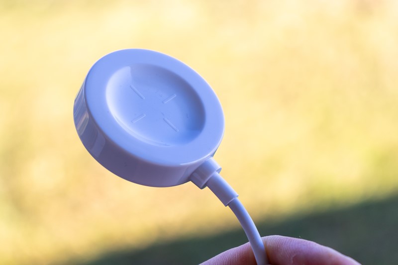 Sat se puni pomoću priloženog bežičnog punjača, koji se magnetski hvata za njegovu donju stranu. Punjač ima USB konektor, koji treba spojiti u odgovarajući adapter ili slobodan port na računalu