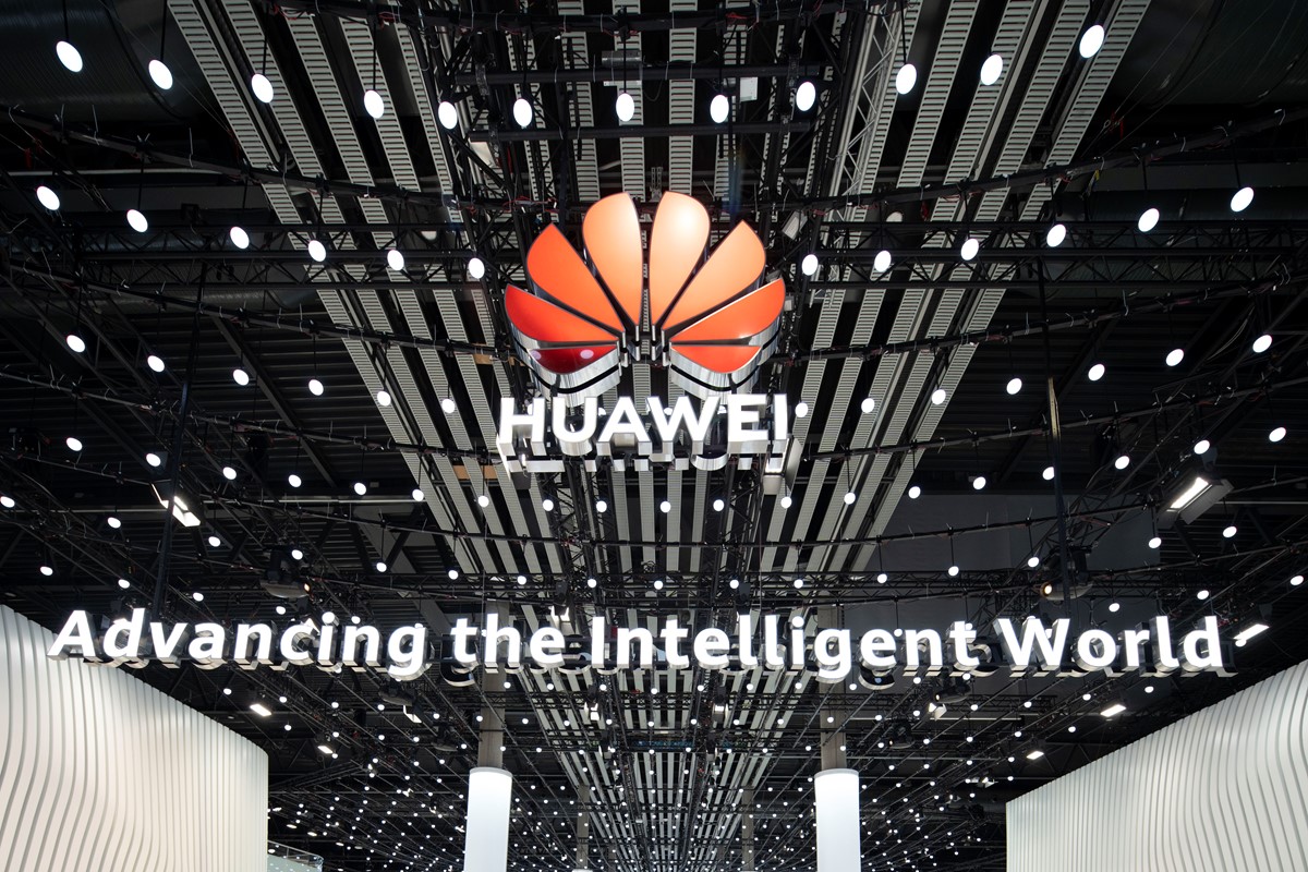 Huawei logo iznad ogromnog štanda tvrtke na MWC24 u Barceloni, Španjolska. 📷 Foto: Huawei media Center