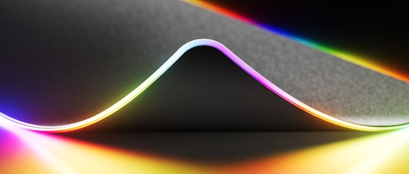 Svjetleća traka podvučena je pod rub podloge i prekrivena difuzorom pa rasvjeta izgleda jednolično, a ujedno se stvara efekt da podloga "lebdi" na radnoj površini