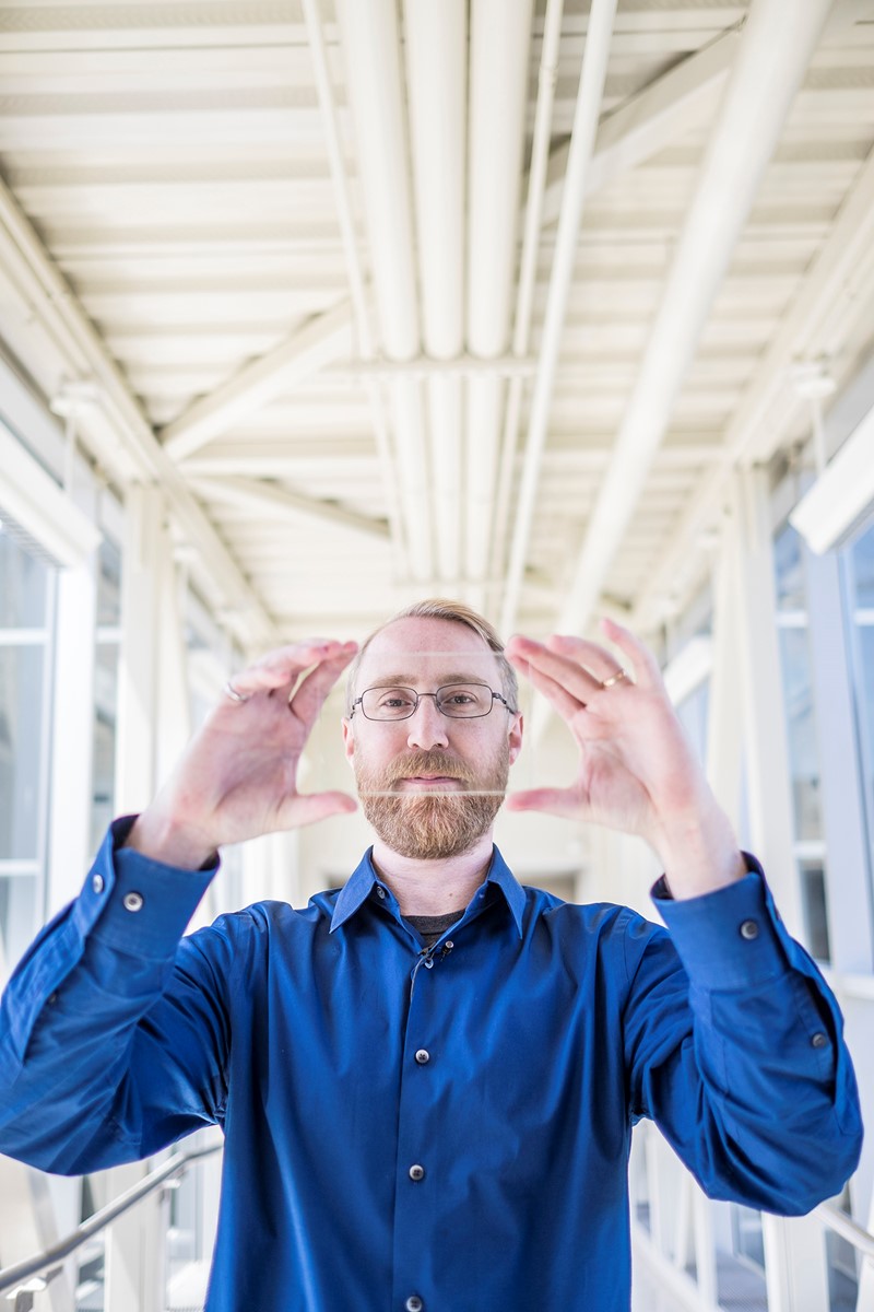 Voditelj istraživanja Richard Lunt ponosno drži svoj “prozirni” panel