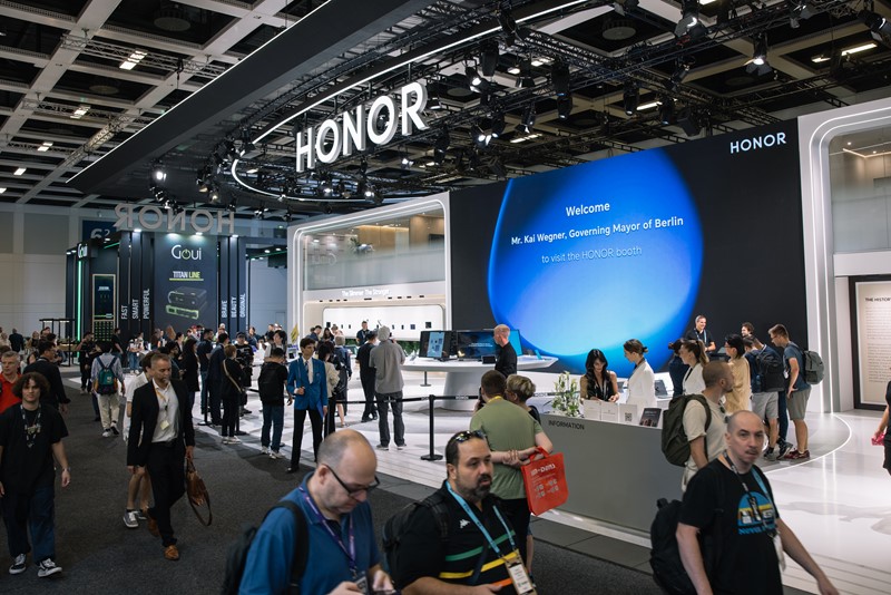 HONOR je impresionirao golemim izlagačkim prostorom, na kojem je izložio brojne novitete, a dominirao je najtanji preklopivi mobitel na svijetu, Magic V3