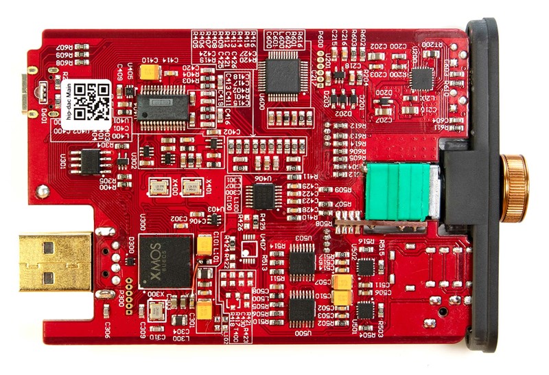 Dvostrani, crveni PCB sadrži, među ostalim, vrlo sposoban Burr-Brownov DAC i moćno pojačalo za slušalice