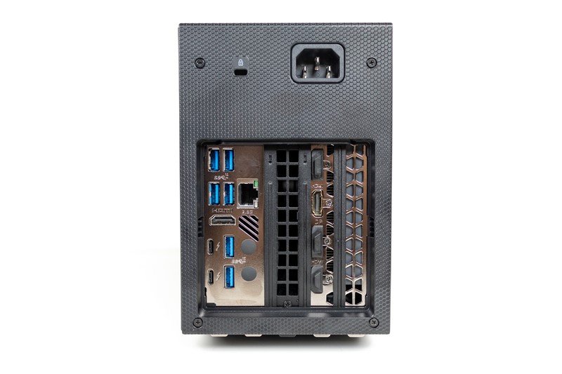 U bogatoj ponudi stražnjih konektora osobito se ističu dva Thunderbolt 4.0 porta te 2,5-gigabitni priključak žične mreže