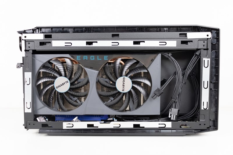 Testirani NUC 11 Extreme dolazi s Gigabyteovim RTX-om Eagle OC 12G, ali u njegovoj utrobi ima mjesta i za veće, odnosno snažnije, grafičke kartice