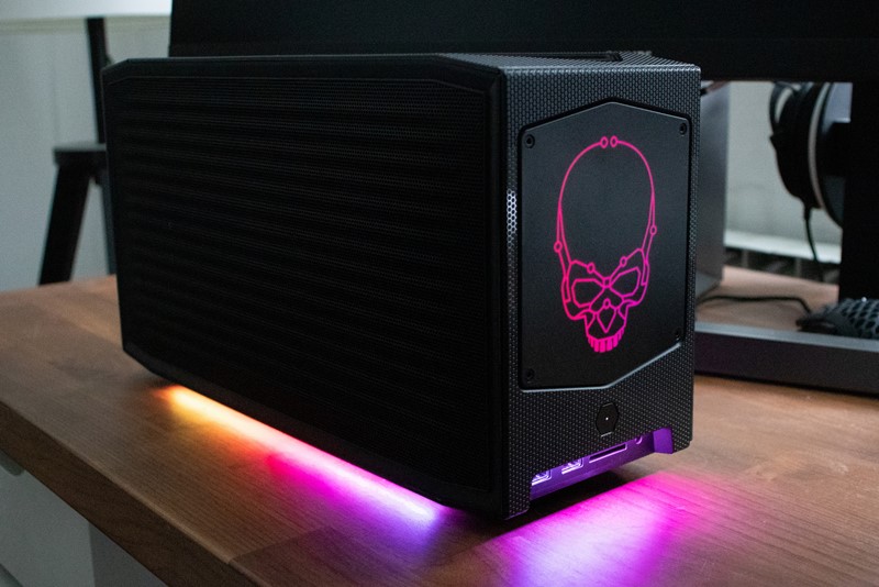 Mliječnobijele svjetleće trake na donjoj strani kućišta stvaraju dopadljiv efekt na radnoj površini. Svi RGB efekti, prema želji, mogu se isključiti