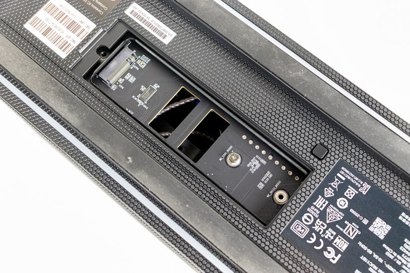 Jedan od ukupno četiri M.2 priključaka za NVMe SSD-ove nalazi se ispod vratašca na donjoj strani uređaja