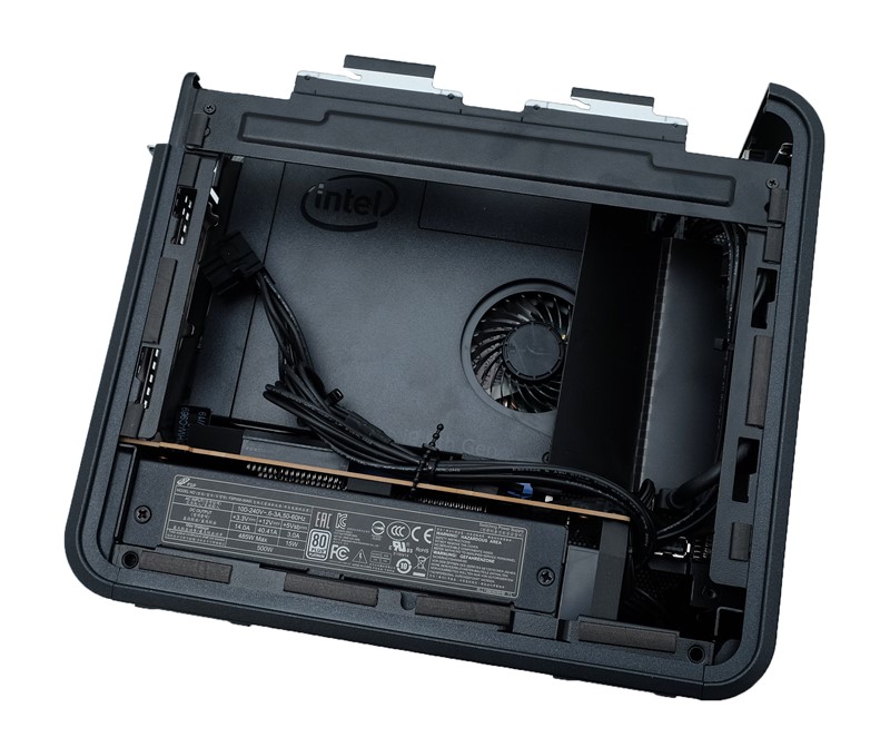 Na dnu računala nalazi se 500-vatno napajanje