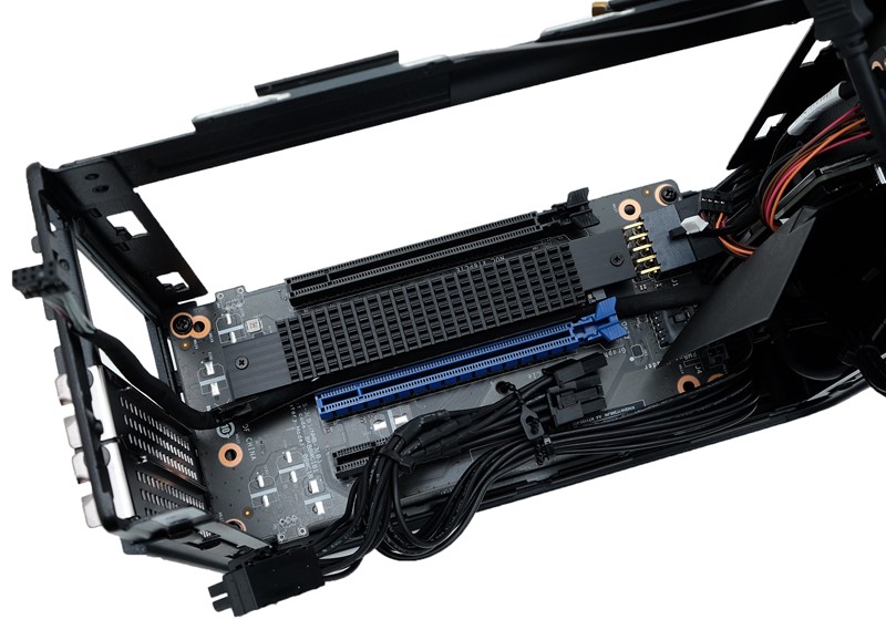 Matična ploča zapravo je samo produžetak prave matične ploče koja je skrivena u NUC Element modulu. Na njoj se nalaze PCIe konektori i jedan M.2 konektor