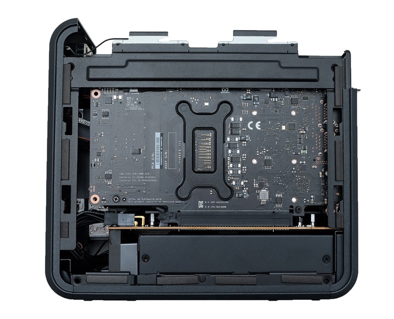 Desna bočna strana također je perforirana, no tu nema ventilatora koji bi uvlačili zrak