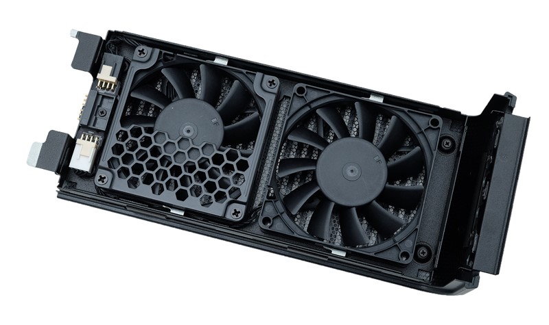 Na krovu računala nalazi se par 80-milimetarskih ventilatora koji se napajaju preko kontaktnih konektora