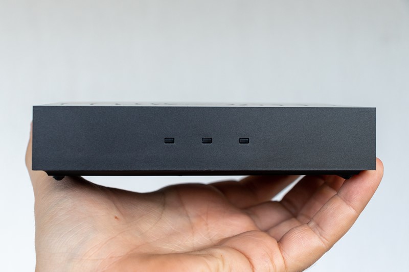 Iskonov Android box tek je nešto veći od dlana. Svi konektori (dva USB-a, Ethernet, optički izlaz za zvuk, HDMI, napajanje) smješteni su straga, a na bočnoj strani nalazi se utor za microSD kartice, pomoću kojih je moguće proširiti skladišni prostor uređaja
