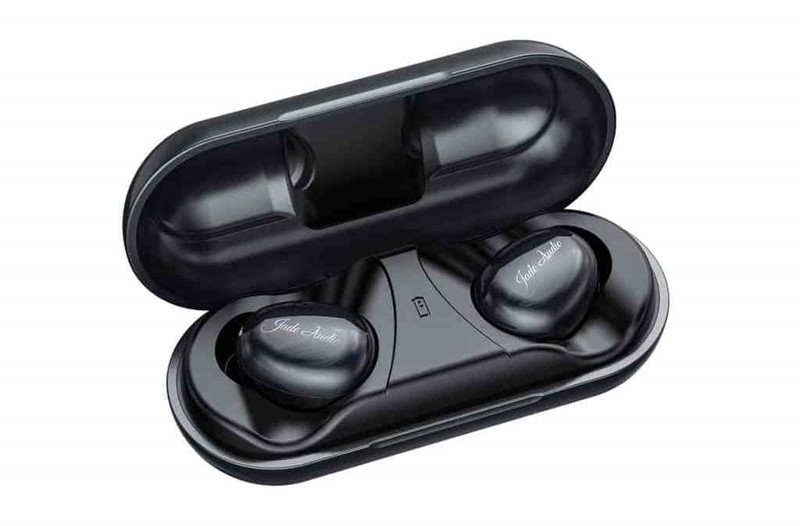 Plastična kutijica puni se preko Micro-USB konektora te sadrži slabašnu LED-icu, koja nam treperenjem daje okvirnu informaciju o bateriji u slušalicama