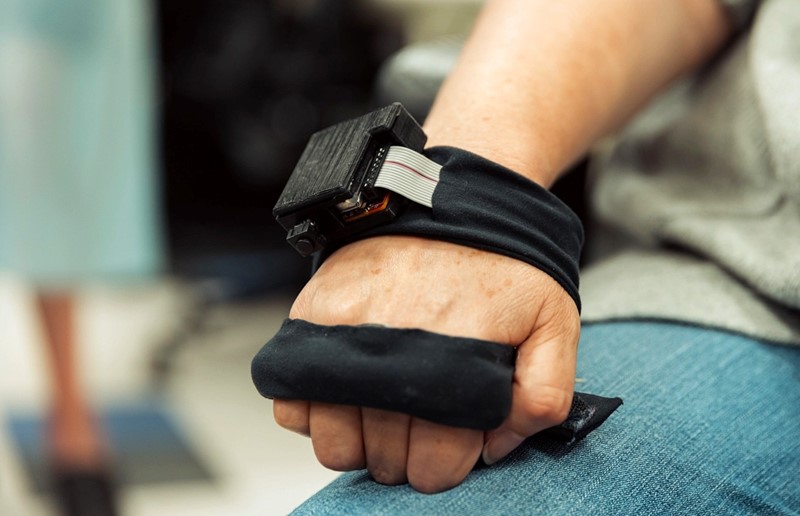 Testna rukavica na ruci pacijenta  📷 Andrew Brodhead