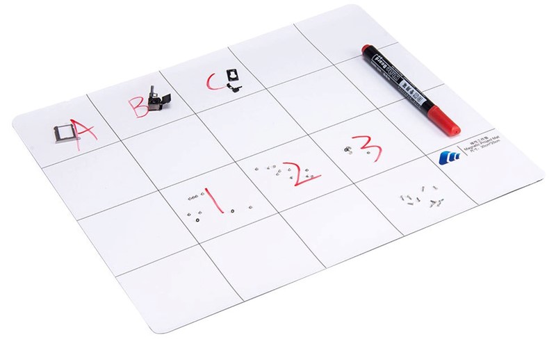 Primjer magnetizirane pločice malo većih dimenzija (30 x 25 cm) po kojoj se može pisati, i koja dolazi s flomasterom, kako biste si na njoj mogli napisati što je što