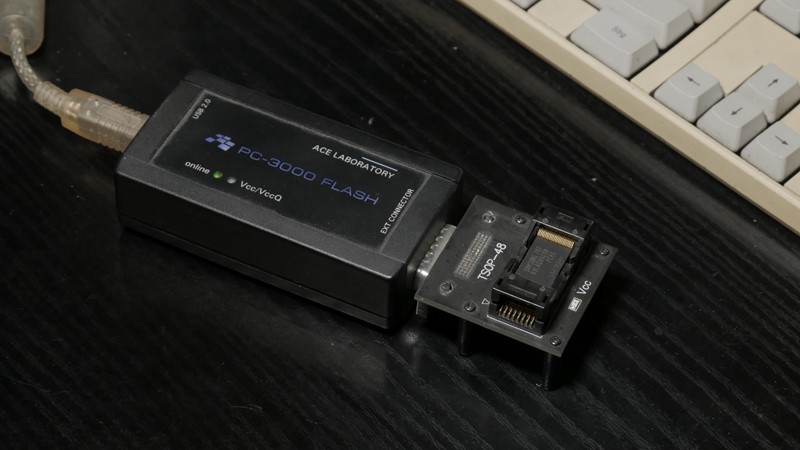 Jedan od najpoznatijih uređaja za povrat podataka u akciji, PC3000 (ovo je samo jedan dio hardvera i opreme koji dolazi uz njega), a ovdje za primjer u adapteru čita podatke iz skinutog NAND flash čip s jednog SSD-a