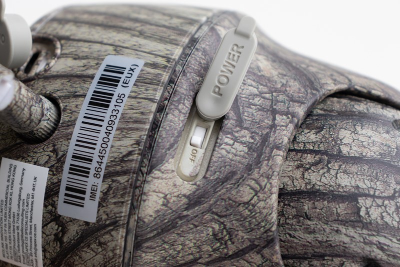 Kameru je potrebno uključiti pomoću prekidača, koji se nalazi iza brtve na njenom kućištu