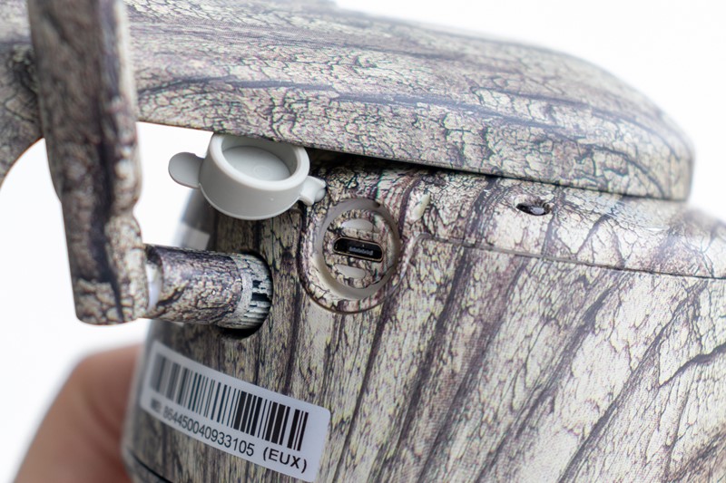 Baterija se puni preko Micro-USB konektora na tijelu kamere. U njega možete utaknuti priloženi solarni panel, ili bilo koji 5 V/2 A Micro-USB punjač