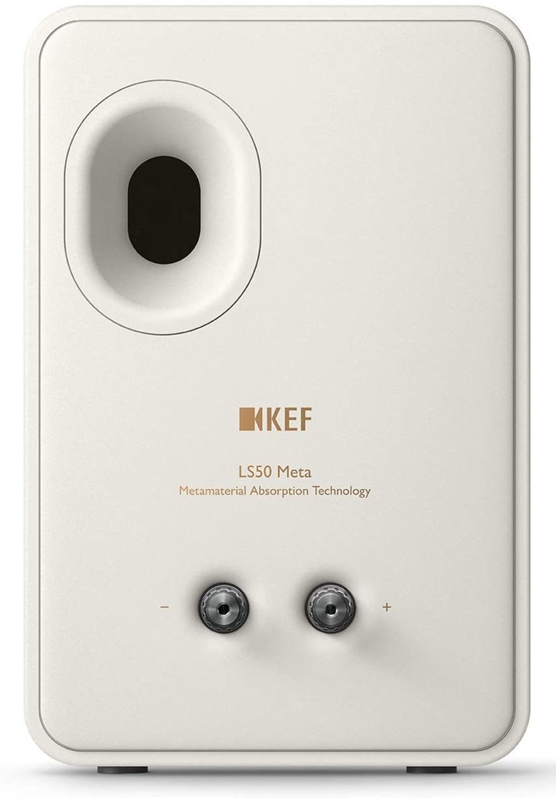 Pozadina zvučnika ima preoblikovan bas-refleksni port te je blago zaobljena, kako bi se dodatno smanjio utjecaj kutije na kvalitetu zvuka