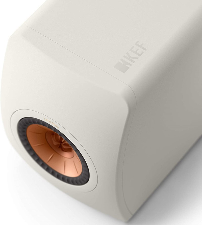 Suptilni amblem na gornjoj strani zvučnika jedino je mjesto gdje KEF ističe svoje ime