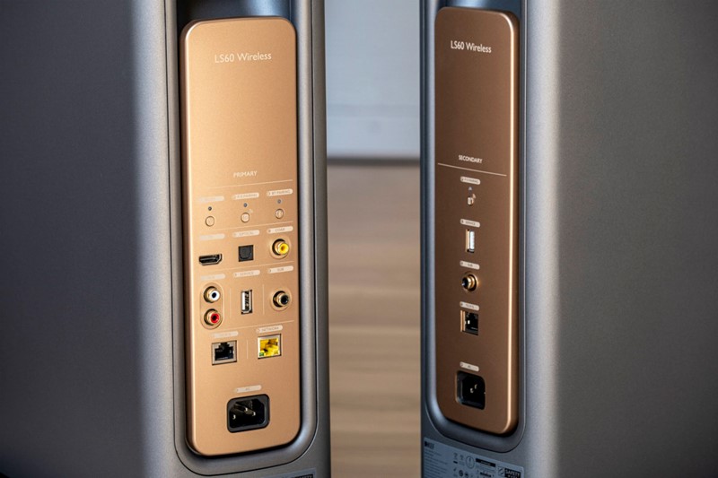 Oba zvučnika imaju priključak na strujnu mrežu, s obzirom na snažna pojačala koja pokreću jedinice u njima, a glavni od sporednog zvučnika razlikuju ulazni konektori