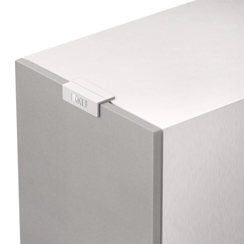 Jedina vizualna distinkcija na inače potpuno neutralnoj prednjoj ploči (uz izuzetak, jasno, Uni-Q drivera) predstavlja mali plastični izdanak s imenom KEF, na koji priliježu platnene zaštitne mrežice, ovaj put priložene u kutiji i uključene u cijenu