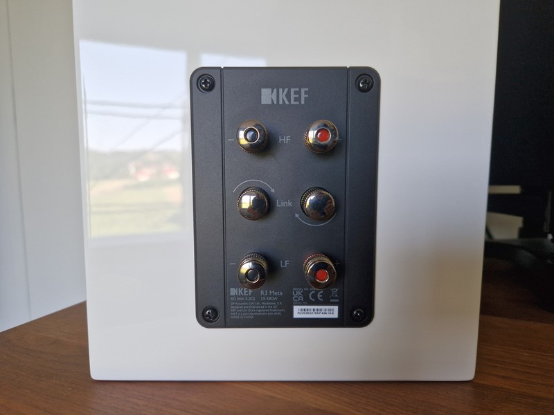 Stražnji terminali pripremljeni su za bi-wiring i bi-amping. Zatezanjem vijaka označenih s "Link" omogućuje se klasično, "jednostruko" spajanje s pojačalima