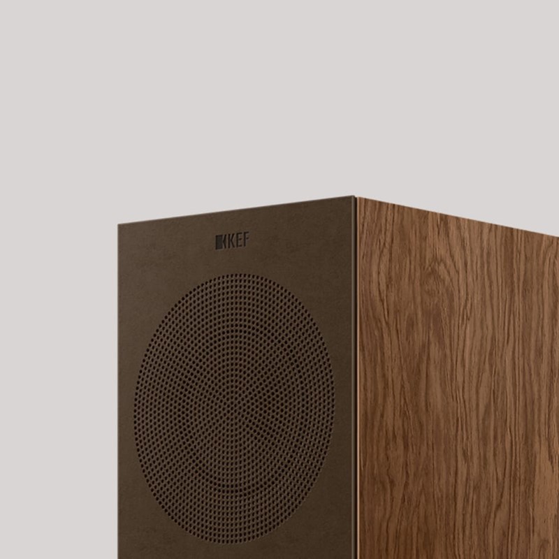 Sa zvučnicima se isporučuju mrežice od tkanine s mikrovlaknima, koje se za prednjicu zvučnika fiksiraju magnetski