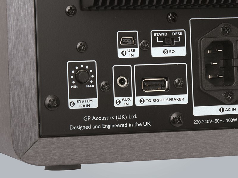 Na stražnjoj strani lijevog zvučnika nalaze se potenciometar za glasnoću, 3,5-milimetarski ulaz za zvuk te dva USB konektora – jedan vodi prema desnom zvučniku, a drugi u računalo. Tu je i prekidač koji prilagođava karakteristike zvuka mjestu ugradnje (na stolu ili stalcima)
