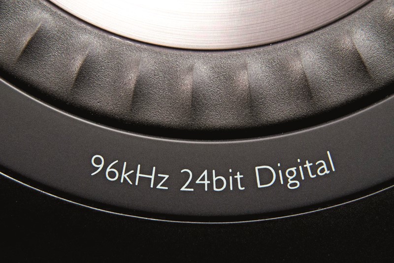 Na vanjskom obodu 5,25-inčnog woofera označeni su razlučivost i sample rate ugrađenog DAC-a