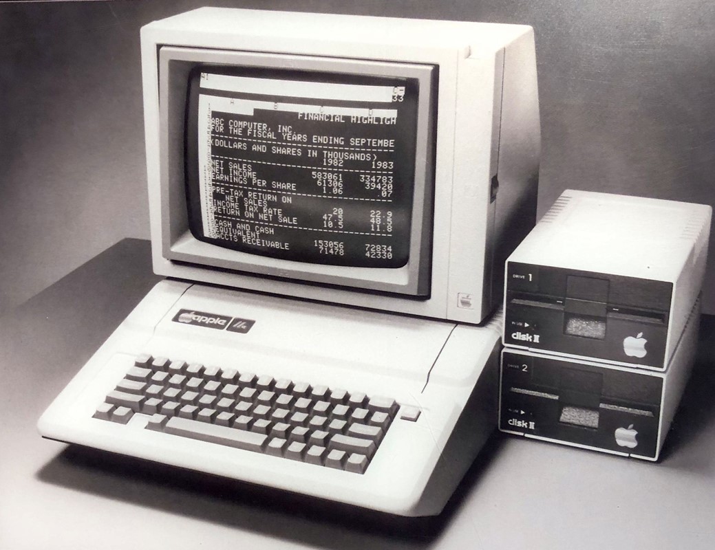 VisiCalc, tablični kalkulator, bio je prvi masovno priznat primjer killer appa: programa koji je pojačao prodaju računala na kojem se izvodi, u ovom slučaju Applea II