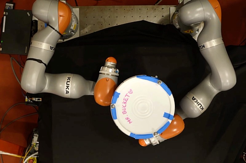 Istraživači MIT-a razvili su tehniku umjetne inteligencije koja omogućuje robotu da razvije složene planove za manipulaciju objektom koristeći cijelu ruku, a ne samo vrhove prstiju 📷 MIT