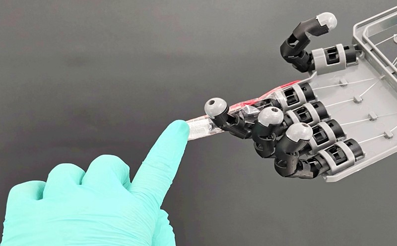 Robotska ruka opremljena novom elektroničkom kožom može detektirati dodir i pritisak 📷 Turku University