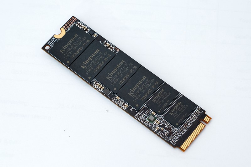 SSD nema ugrađeni hladnjak, što je sasvim prihvatljiva odluka. Grijanje nije tako visoko kao kod Gen4 SSD-a, a sve jače ploče danas nude vlastite hladnjake za M.2 SSD-ove