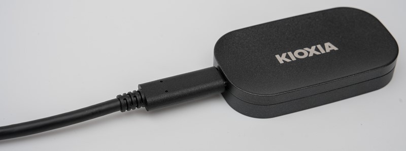 Veličina USB-C konektora u odnosu na veličinu kućišta ovog SSD-a naznačuje njegove kompaktne dimenzije